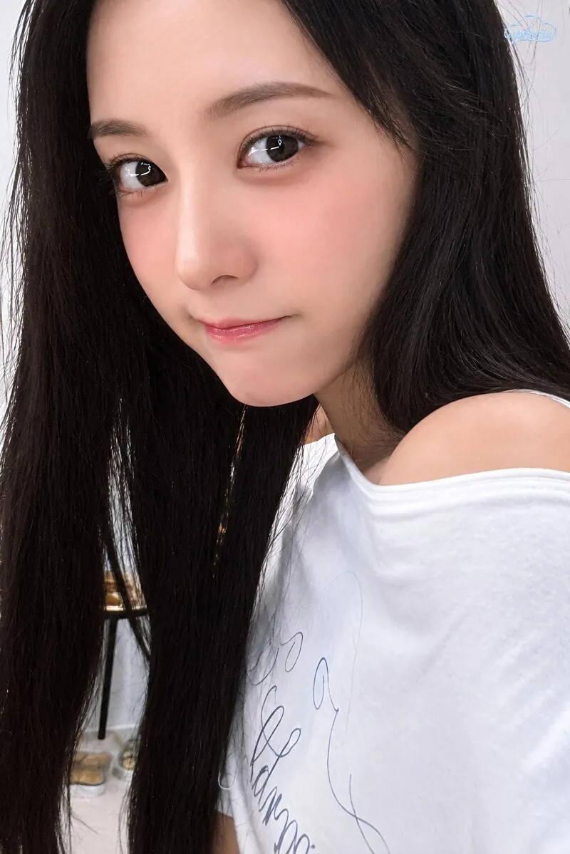쉽게 보기 힘든 배우 김지원의 셀카