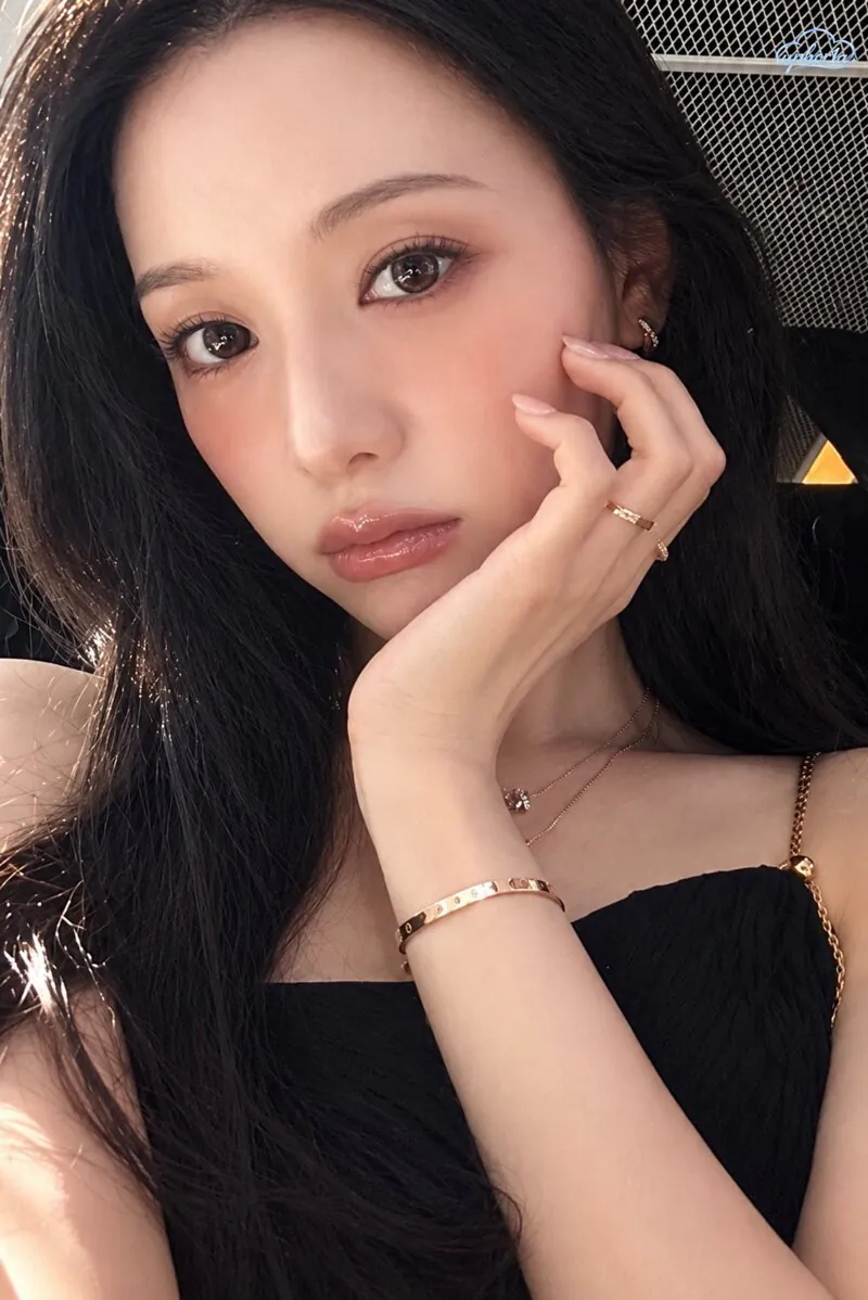 쉽게 보기 힘든 배우 김지원의 셀카